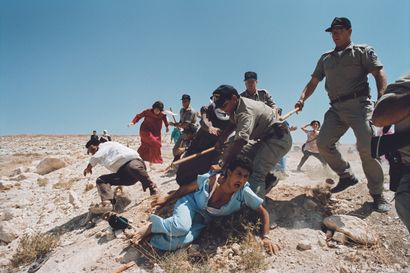 AFP - Awad AWAD

Clashes between Palestinians...