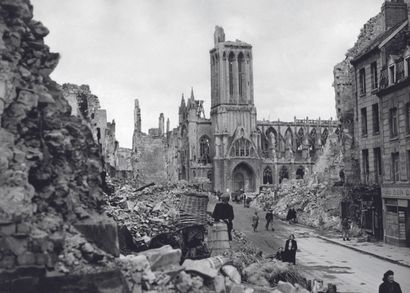 AFP

Inhabitants of Caen around the ruins...