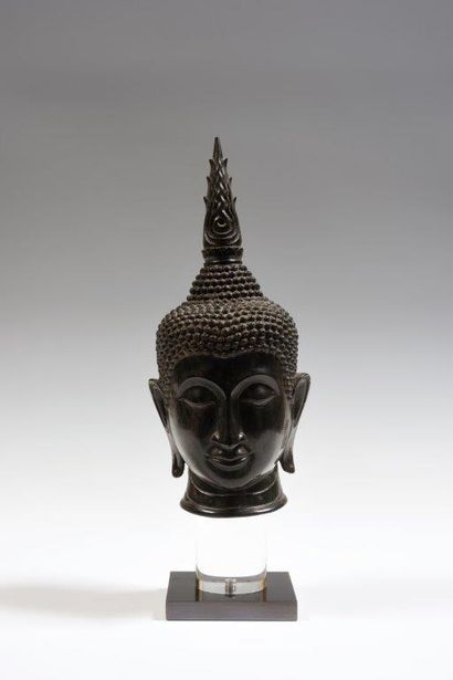 
Tête de Bouddha en bronze de patine brune...