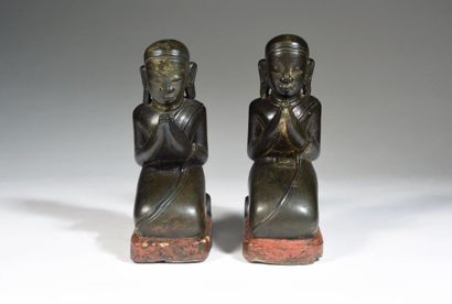 
Deux statuettes en bois laqué, représentant...