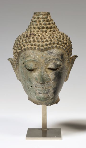 
Tête de Bouddha en bronze de patine verte....