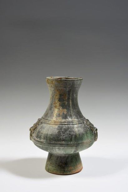 
Deux vases Hu en terre cuite vernissée vert...