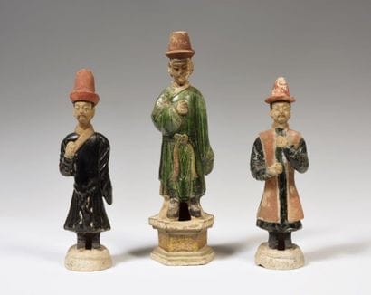 
Trois statuettes en terre cuite émaillée...
