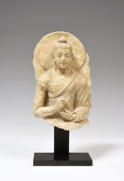 
Statuette en stuc, représentant un Bouddha...