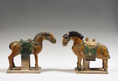 
Deux statuettes en terre cuite, émaillée...