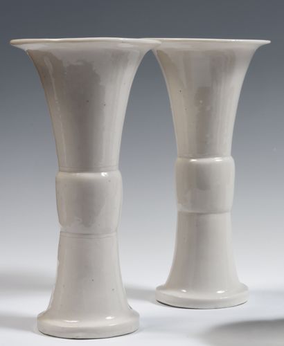 
Chine

Paire de vases de forme gu en porcelaine...