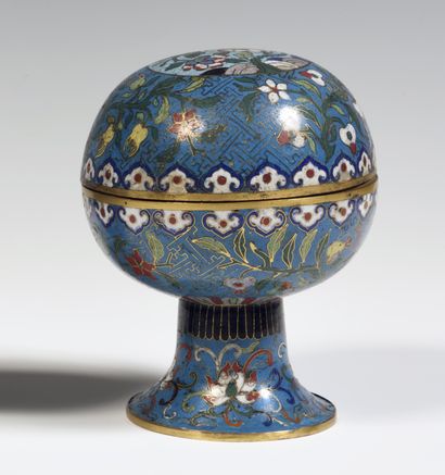 
Paire de coupes couvertes en émaux cloisonnés...