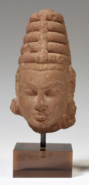 
Tête de divinité en grès rosé. 

Inde, de...