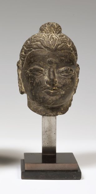 
Tête de Boddhisattva en schiste gris. 

Inde,...