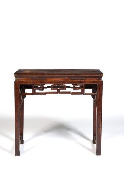 
Table en bois de teck, la ceinture ajourée....
