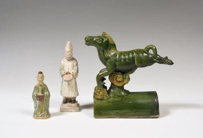 
Lot d’objets en terre cuite vernissée comprenant,...