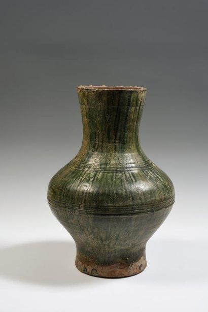 
Vase Hu en terre cuite et traces d’irisation.

Chine,...