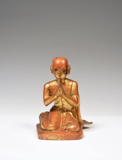 
Statuette en bois laqué et rehauts or, représentant...