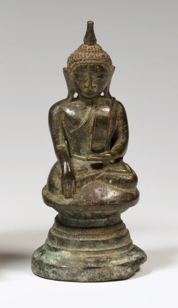 
Statuette en bronze de patine verte, représentant...