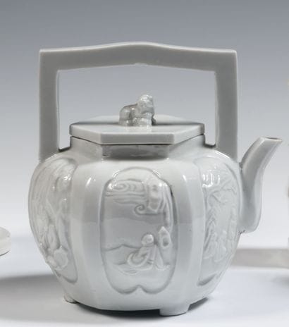 
Chine

Grande théière couverte en porcelaine...