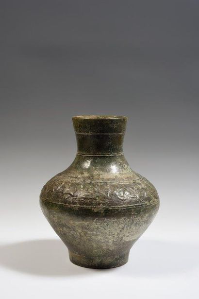 
Deux vases Hu en terre cuite vernissée vert...