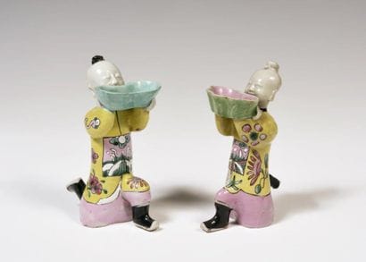 
Chine

Paire de coupes en porcelaine formées...