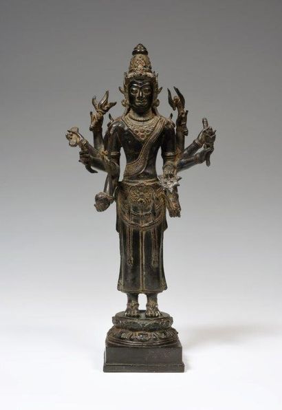 
Statue en bronze, représentant un boddhisattva...
