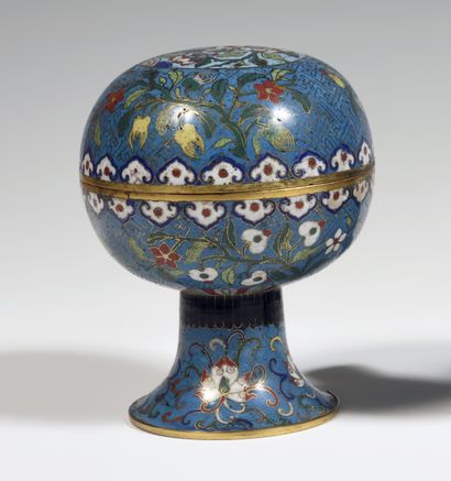 
Paire de coupes couvertes en émaux cloisonnés...