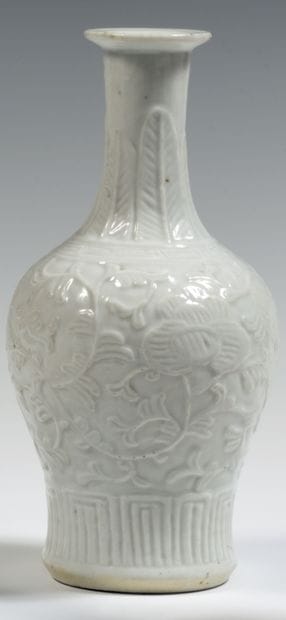 
Chine

Vase balustre en porcelaine blanche...