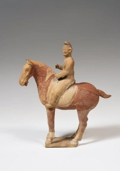 
Mingqi en terre cuite et traces de pigments,...