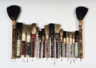 
Ensemble de 18 brosses et pinceaux de calligraphies,...