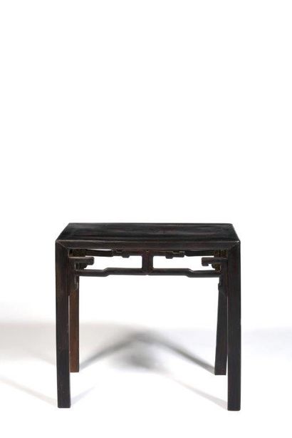
Table en bois de teck, la ceinture ajourée....