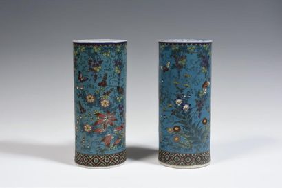 
Paire de vases cylindriques en porcelaine...
