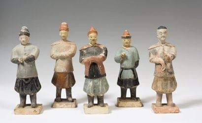 
Cinq statuettes en terre cuite partiellement...