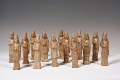 
Ensemble de 14 Mingqi en terre cuite, représentant...