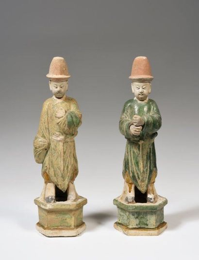 
Deux statuettes en terre cuite, représentant...