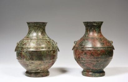 
Deux vases Hu en bronze, orné de deux têtes...