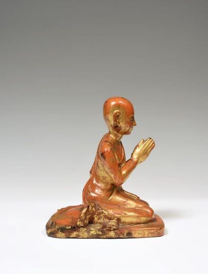 
Statuette en bois laqué et rehauts or, représentant...
