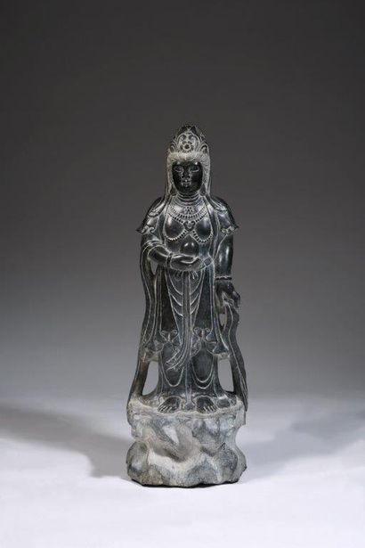 
Importante statue en pierre dure noire,...