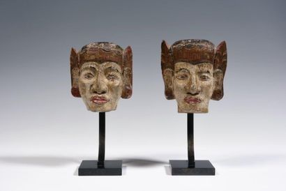 
Deux têtes d’adorants en bois laqué polychrome....