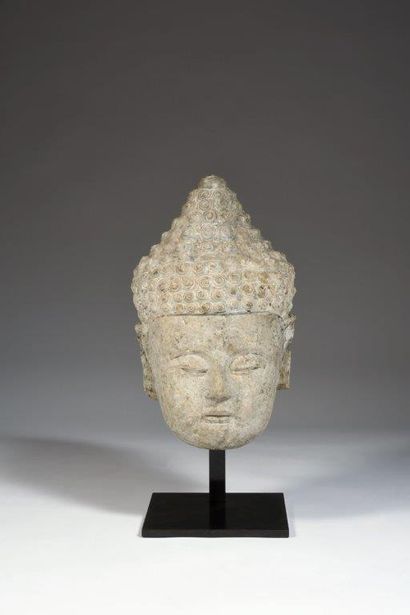 
Importante tête de Bouddha en calcaire....