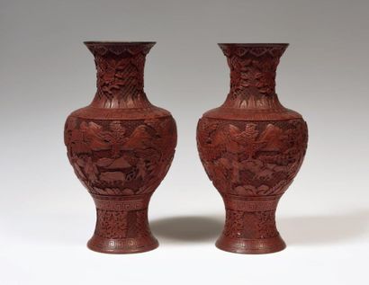 
Paire de vases balustres en laque de cinabre...