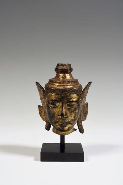 
Tête de Bouddha en bois laqué rehaussé d’or....