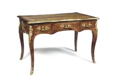 Petit bureau plat remarqueté en quartefeuilles...