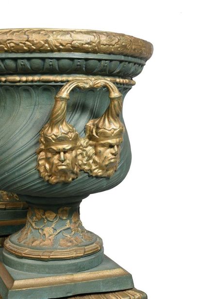 Paire d’importants vases en fonte laquée...