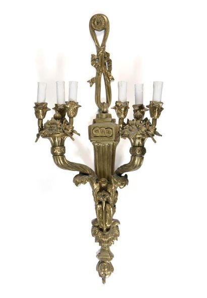 Suite de cinq grandes appliques à six lumières...