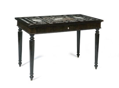 Table de milieu en placage d’ébène , le plateau...