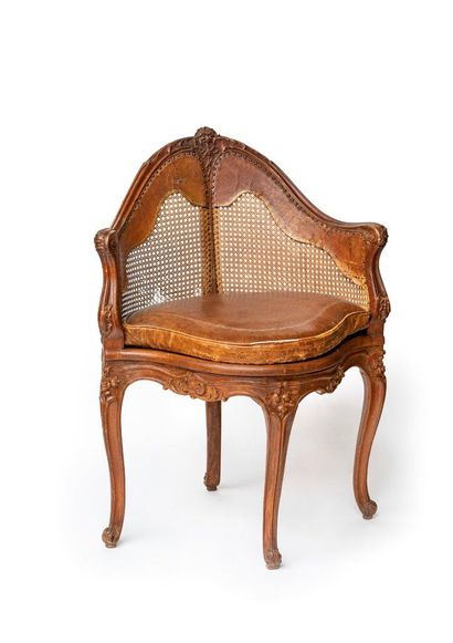Fauteuil de bureau en hêtre mouluré et sculpté...