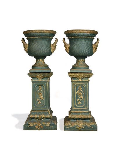 Paire d’importants vases en fonte laquée...