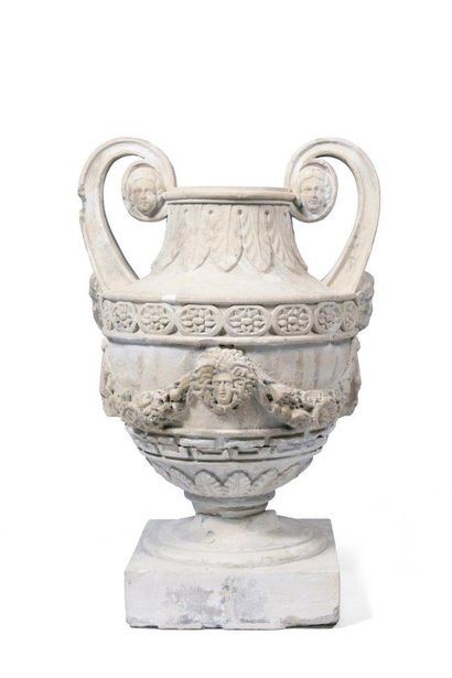 Paire de grands vases en pierre sculptée...