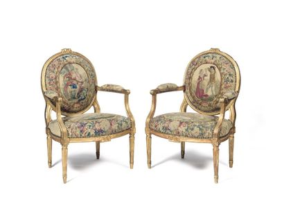 Paire de fauteuils à dossier plat en médaillon...