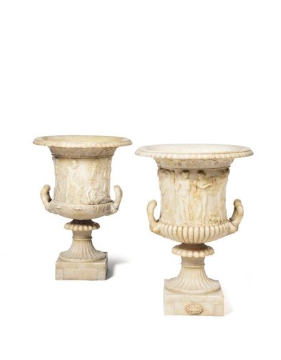 Paire de vases en albâtre finement sculptée...