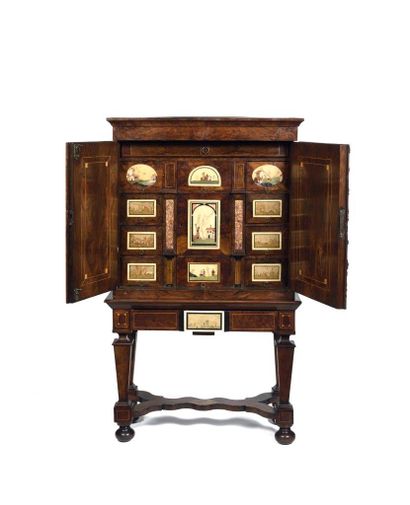 Rare cabinet marqueté de noyer à décor d'étoiles...