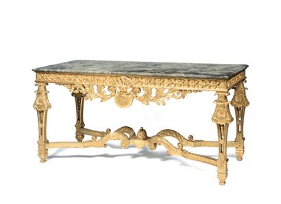 Paire de larges consoles en bois sculpté...
