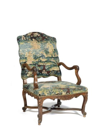 Fauteuil à dossier plat en noyer mouluré...